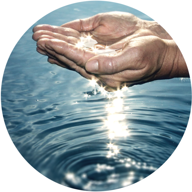 Hände halten Wasser, aus dem Lichtreflexionen aufblitzen. Die Hände sind leicht geöffnet und das Wasser bildet konzentrische Wellen.