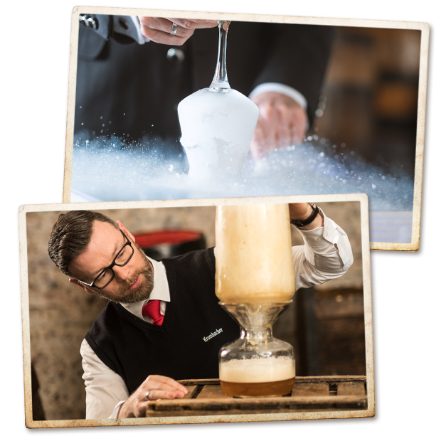 Ein Kellner hält ein Glas mit gefrorenem Schaum in der linken oberen Ecke. In der unteren rechten Ecke wird ein Glas mit Schaum von einem Mann in einem schwarzen Weste und weißem Hemd eingeschenkt.