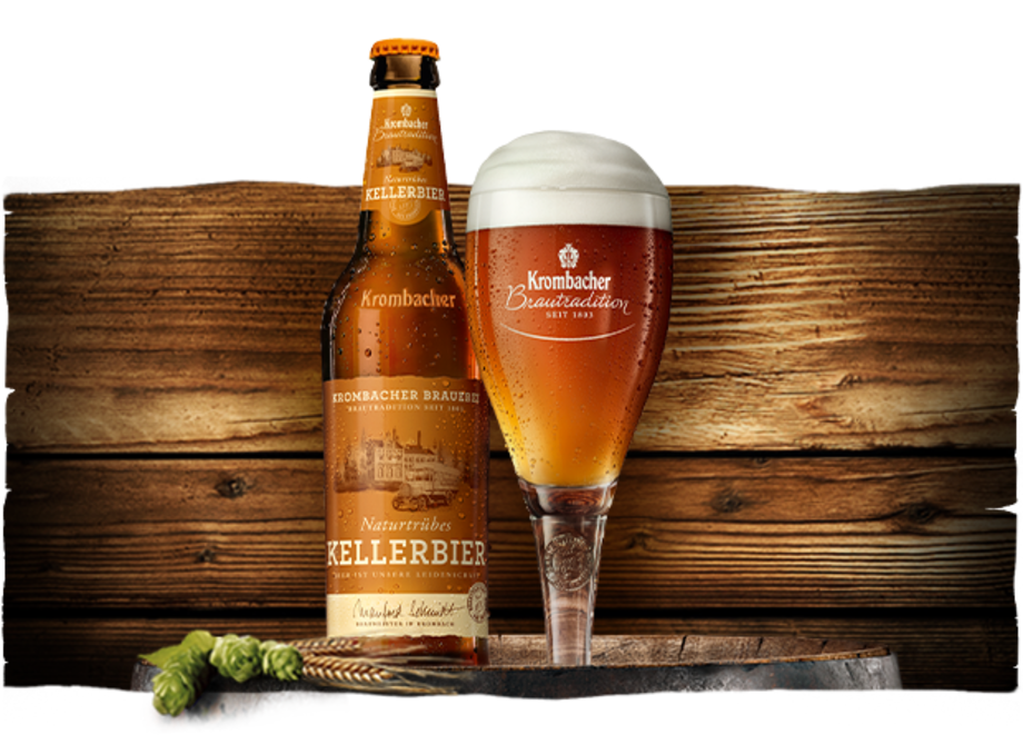 Eine Flasche Krombacher Kellerbier steht neben einem Glas mit schaumigem Bier. Im Hintergrund sind Holztexturen sichtbar.