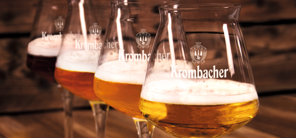 4 Gläser Bier mit den Sorten Pils, Weizen, Kellerbier und Dunkelbier stehen hintereinander aufgereiht. 